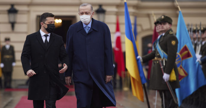 Copertina di Erdogan bifronte: paciere a Kiev, sterminatore in patria