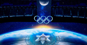 Copertina di La cerimonia d’apertura delle Olimpiadi invernali di Pechino 2022: la sfilata delle 91 delegazioni e un’esibizione da 3mila comparse – FOTO