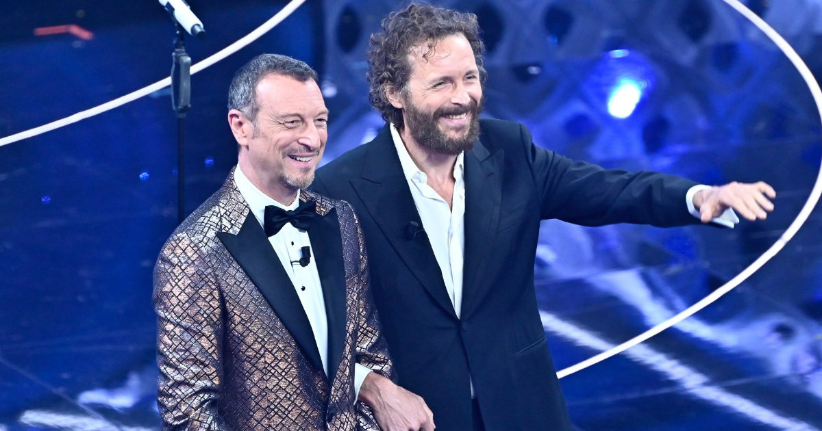 Sanremo 2022, Jovanotti sorprende e commuove l’Ariston. La poesia di Mariangela Gualtieri e il saluto agli studenti: “Anni duri per le scuole”