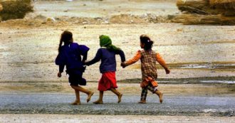 Copertina di Giornata contro le mutilazioni genitali femminili: 5mila bambine a rischio in Italia. “Prevenzione? Serve rete fra scuole e consultori. E dialogo contro l’isolamento”