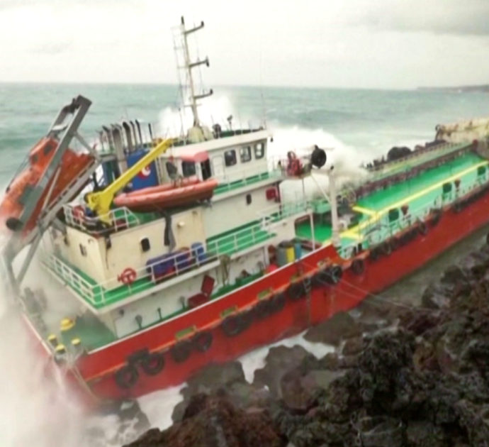 La petroliera si arena sulla costa a causa del ciclone: paura alle Mauritius – Video