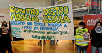 Copertina di Milano, blitz degli studenti al provveditorato con striscioni e fumogeni: “Non si può morire di scuola” – Video