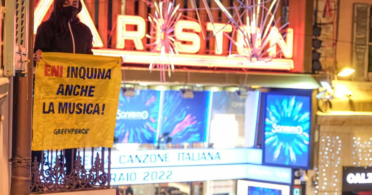 Sanremo 2022, il blitz degli attivisti di Greenpeace: colorano di “nero petrolio” un cartellone sul green carpet di Eni fuori dall’Ariston