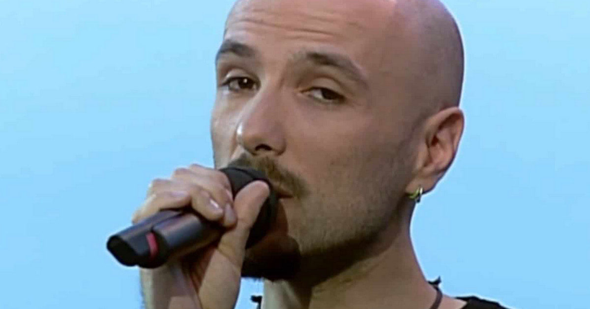 Sanremo 2022, Alex Baroni: a 20 anni dalla morte l’Ariston lo ricorda. L’omaggio di Aka7even e Arisa