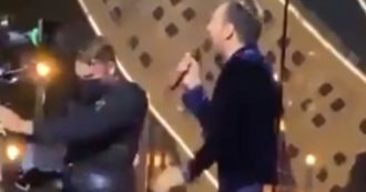 Copertina di Sanremo 2022, incidente durante l’esibizione di Cremonini: il cameraman cade rovinosamente a terra sul palco dell’Ariston – VIDEO