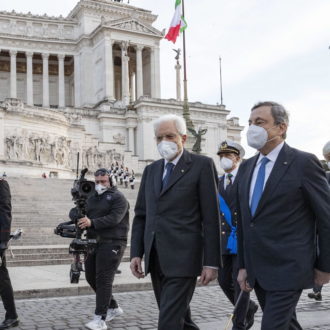 Copertina di La “dignità” di Mattarella cozza e la realtà di Draghi: il Fatto di domani 5 febbraio