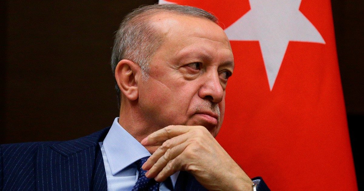 Ucraina, Erdogan il mediatore: sgarbo alla Nato (di cui fa parte) e mano tesa alla Russia. La pace tra Mosca e Kiev per lui può essere un affare