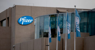 Copertina di Pfizer, incassi da capogiro con i vaccini ma nel sito di Catania arrivano 130 licenziamenti