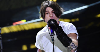 Copertina di Da lavapiatti a uomo dei record della musica italiana, la storia di Rkomi: “Io e i miei due coinquilini ce l’abbiamo fatta tutti e tre”