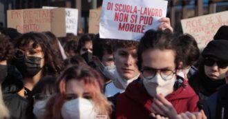 Torino, gli studenti tornano in piazza dopo le manganellate: “Il governo ci ascolti. Non ci faremo abbindolare dalle false promesse”