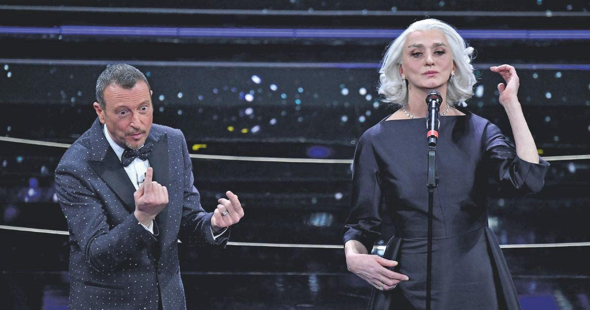 Sanremo 2022, gli ascolti della terza serata: ancora boom per Amadeus, 54,1% di share. Il picco durante l’esibizione di Irama