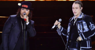 Copertina di Sanremo 2022, le battute su Gianluca Grignani non fanno ridere: “Io mi vergonerei. Non se fossi in lui, se fossi in voi”