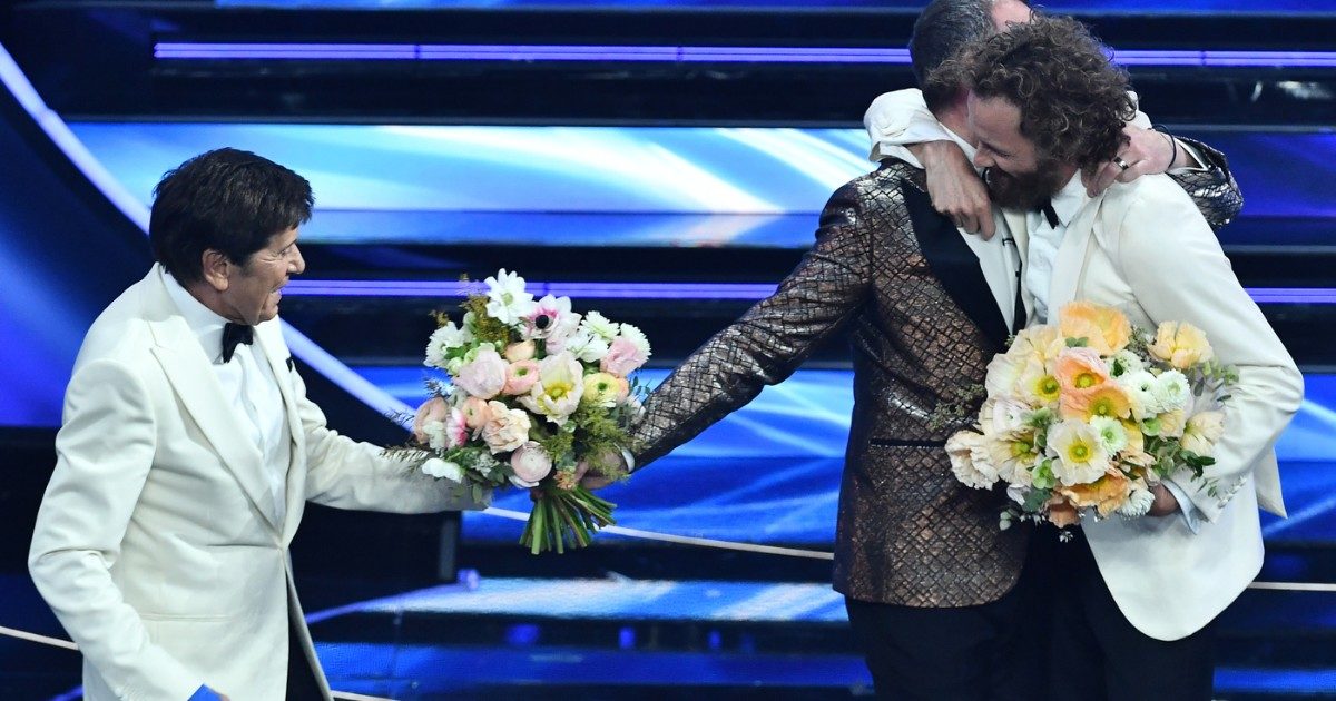 Sanremo 2022, fiori anche agli uomini alla quarta serata: ecco come si è ribaltata la prassi dell’Ariston