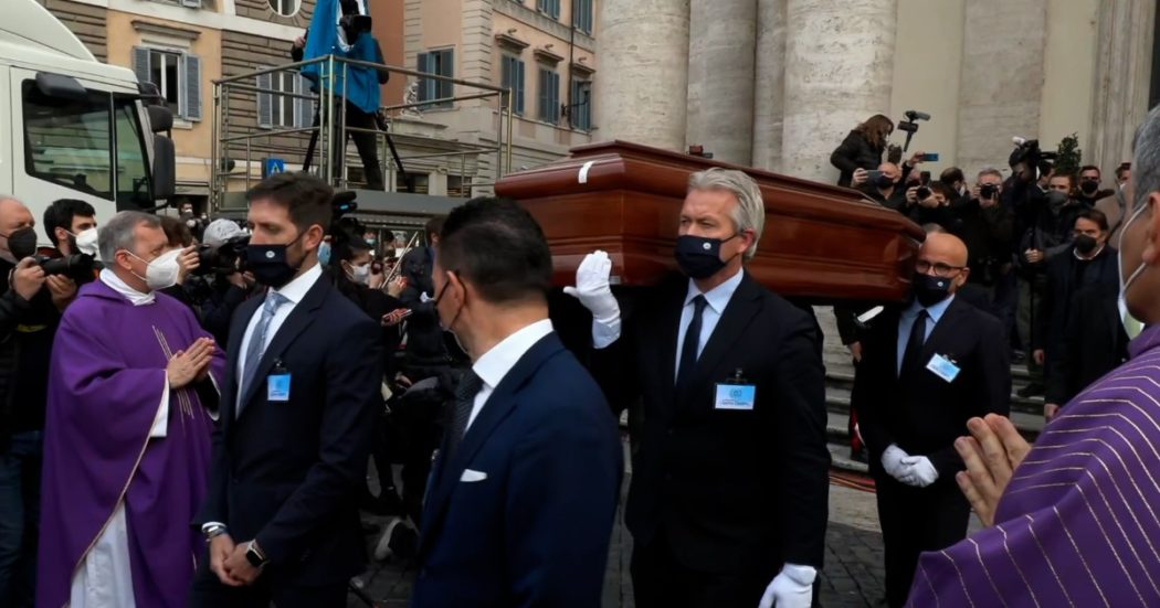 Monica Vitti, folla in Piazza del Popolo per i funerali dell’attrice: il lungo applauso all’uscita del feretro