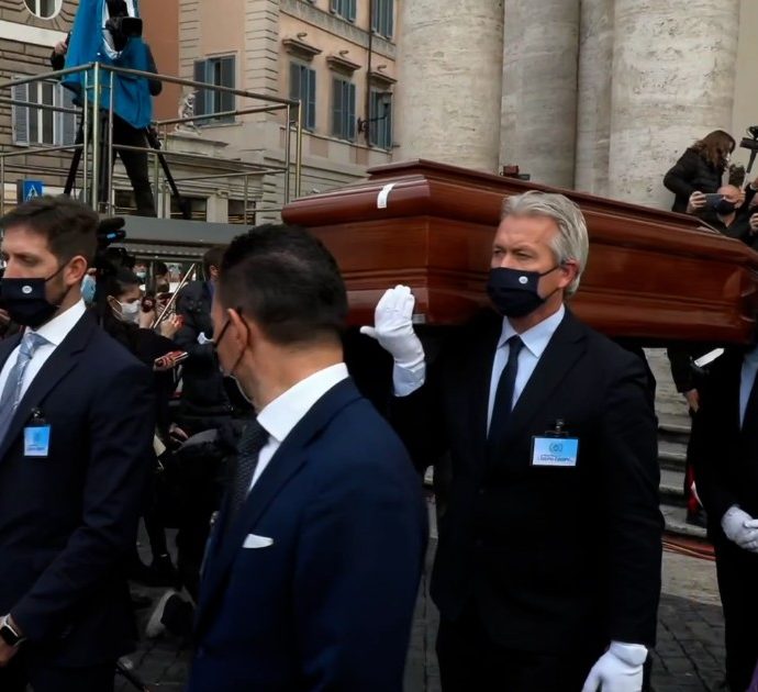 Monica Vitti, folla in Piazza del Popolo per i funerali dell’attrice: il lungo applauso all’uscita del feretro