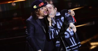 Copertina di Sanremo 2022, panico all’Ariston: “L’obiettivo di un fotografo è caduto addosso a una donna in platea”. Portata al Pronto Soccorso