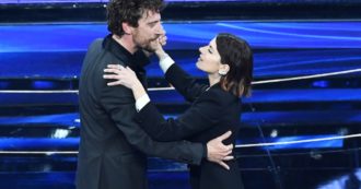 Copertina di Sanremo 2022, Maurizio Lastrico a FqMagazine: “Io e Maria Chiara Giannetta fidanzati? C’è qualcosa di particolare e speciale che non ha un nome preciso”