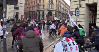Copertina di No green pass, poche decine di persone al sit-in di Milano. A Torino manifestazione in bicicletta contro Draghi e le misure anti Covid