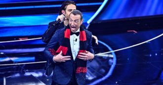 Copertina di Sanremo 2022, Sangiovanni beffa Amadeus: “Chiudi gli occhi”. E gli mette al collo la sciarpa del Milan dopo la sconfitta al derby