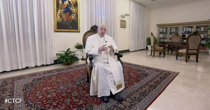 Papa Francesco, l’intervista a Che tempo che fa: “La guerra un controsenso della Creazione. Le armi vengono prima delle persone”