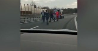 Copertina di Trieste, entra contromano in autostrada: muore una donna. Il conducente tenta la fuga a piedi ma viene bloccato dalla polizia – video