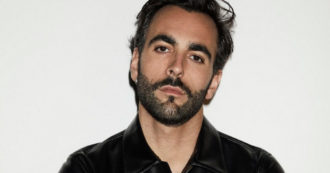 Copertina di Sanremo 2022, Marco Mengoni: “Con la Costituzione ho chiesto più gentilezza e tenerezza. Tornare in gara? Sì con la canzone giusta”