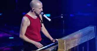 Copertina di Sanremo 2022, le pagelle ai look della finale. Svelato il “mistero” delle canottiere di Giovanni Truppi. Sabrina Ferilli asfalta Yuman: “Ma tu sei venuto già in pigiama vista l’ora?” – FOTO