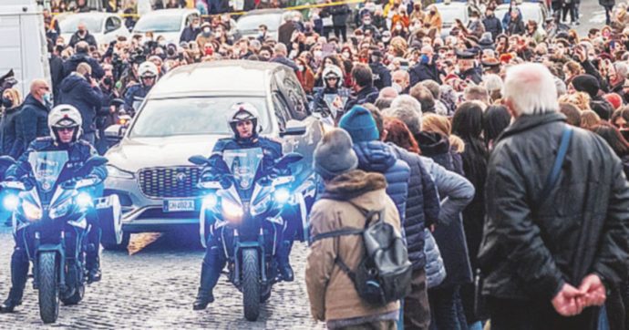 Due sindaci e la piazza gremita per l’ultimo saluto a Monica Vitti