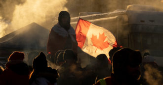Copertina di Canada, continuano le proteste dei camionisti contro le restrizioni anti Covid: il sindaco di Ottawa dichiara lo stato di emergenza