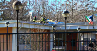 Vento a Milano, scoperchiato il tetto di un asilo a Segrate: l’intervento dei vigili del fuoco – Video