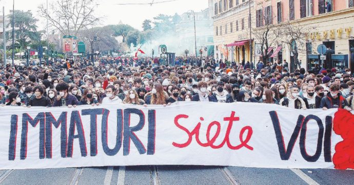 Scuola, studenti contro Bianchi: “Ci convoca a giochi fatti”