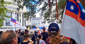 Copertina di Nuova Zelanda, centinaia di camionisti circondano il Parlamento: la protesta contro le restrizioni anti-Covid a Wellington – Video