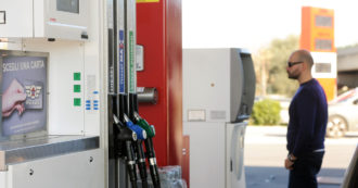 Copertina di Ancora rialzi per benzina e gasolio. La verde “self” a 1,81 euro/litro, il prezzo più alto da quasi 10 anni