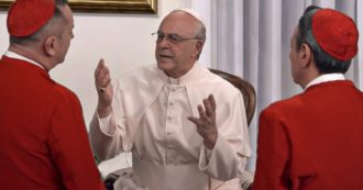 Copertina di Crozza/Papa Francesco commenta l’intervista a Rai3: “Che slinguazzata ha fatto Fabio Fazio…”