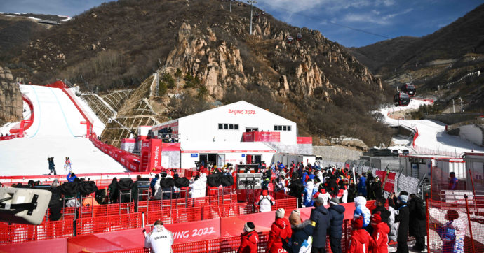 Pechino medaglia d’oro delle Olimpiadi artificiali: perdono ambiente e atleti