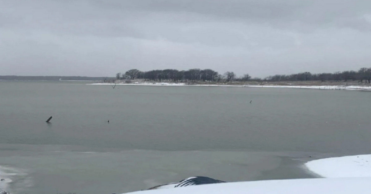 Sopravvive per due giorni a bordo di un materassino su un lago quasi ghiacciato: ecco come si è salvata