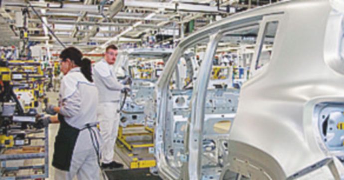 Palazzo Chigi “scippa” a Giorgetti balneari e automotive