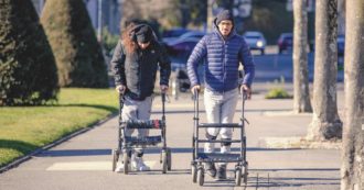 Copertina di “Riattivato il midollo spinale grazie a elettrodi”, donna affetta da malattia neurodegenerativa cammina per 250 metri
