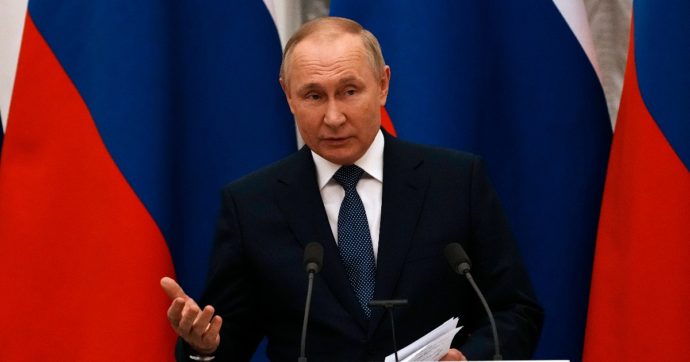 Ucraina, Cremlino smentisce Macron: “Intesa con Parigi? Falso”. Ma il capo dell’Eliseo parlava di una “garanzia di non invasione”