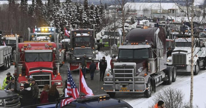 Canada, oltre 20 arresti tra i camionisti no vax che protestano contro le misure anti-Covid