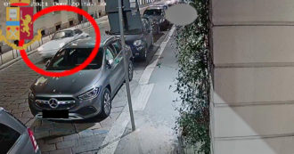 Copertina di Milano, rubano una Porsche in centro in pochi secondi: il ladro incastrato dalla sua “mole” – Video