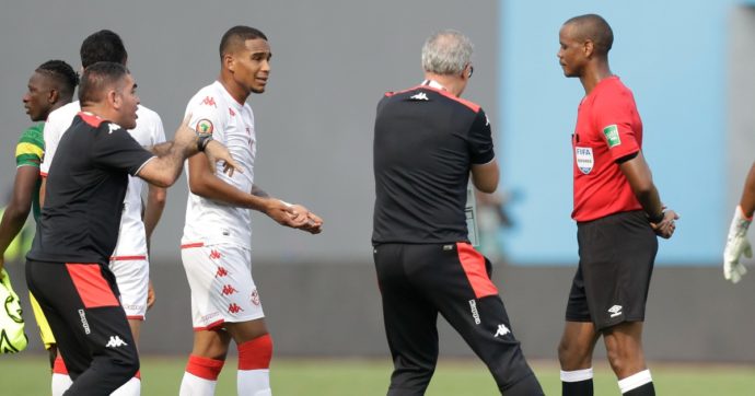 Domeniche bestiali – L’ipotesi di Dio come suggeritore dell’arbitro di Tunisia-Mali e le birre contro il guardialinee a Martina Franca