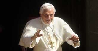 Pedofilia nel clero, Ratzinger difeso dai suoi uomini: “L’accusa di aver insabbiato è assurda. Si vuol distruggere la sua persona col fango”