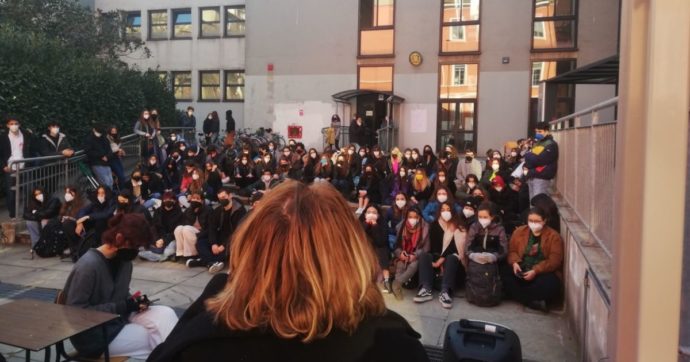 Milano, gli studenti occupano il liceo Carducci e fanno le assemblee nel cortile per ascoltare gli ospiti (che non possono entrare)