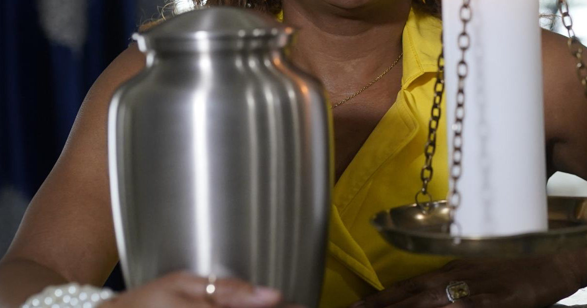 Ladri rubano l’urna con le ceneri della figlia nata morta, il disperato appello della madre: “Se avete un cuore, restituitela”