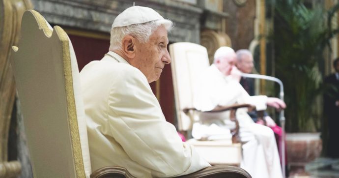 Copertina di Abusi, Ratzinger: “Chiedo perdono, ma non mentii”