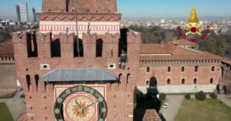 Copertina di Milano, l’intervento dei vigili del fuoco al Castello Sforzesco dopo il forte vento: le immagini aeree – Video