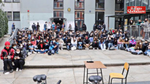 Copertina di Nel liceo di Milano occupato dagli studenti: “Dad devastante, serve assistenza psicologica nelle scuole. Chiediamo atti concreti”