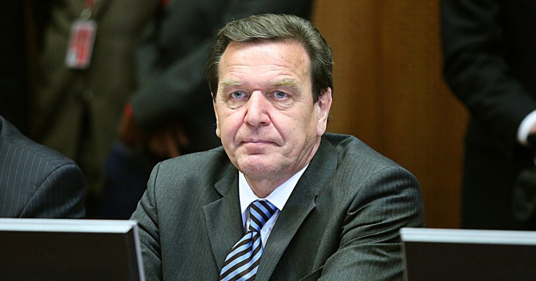 Ucraina, ex cancelliere tedesco e oggi dirigente Gazprom Schröder attacca Kiev per favorire Putin. Imbarazzo Spd: “Non ci rappresenta”