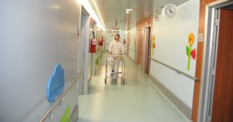 Copertina di Covid, si va verso il ripristino delle visite ai parenti negli ospedali: dal 10 marzo si potrà stare in reparto per 45 minuti al giorno